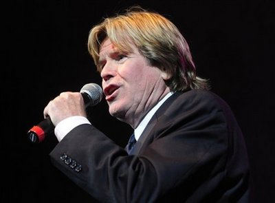 Peter Noone singing 01